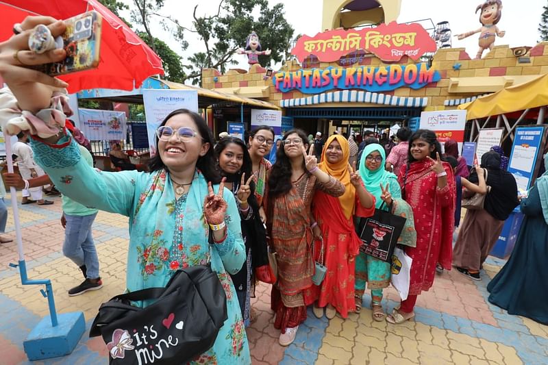 ফ্যান্টাসি কিংডমে ঢোকার ফটকে ছবি তুলতে ব্যস্ত শিক্ষার্থীরা। আজ ৯ জুলাই